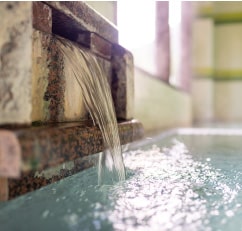 秘湯の湯を源泉かけ流しで贅沢に楽しむ