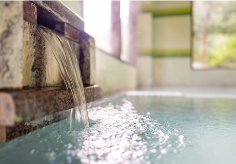 秘湯の湯を源泉かけ流しで贅沢に楽しむ