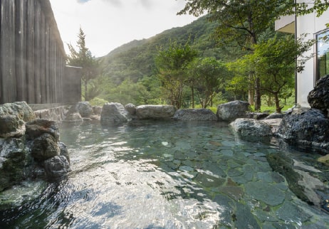 秘湯の湯を源泉かけ流しで贅沢に楽しむ