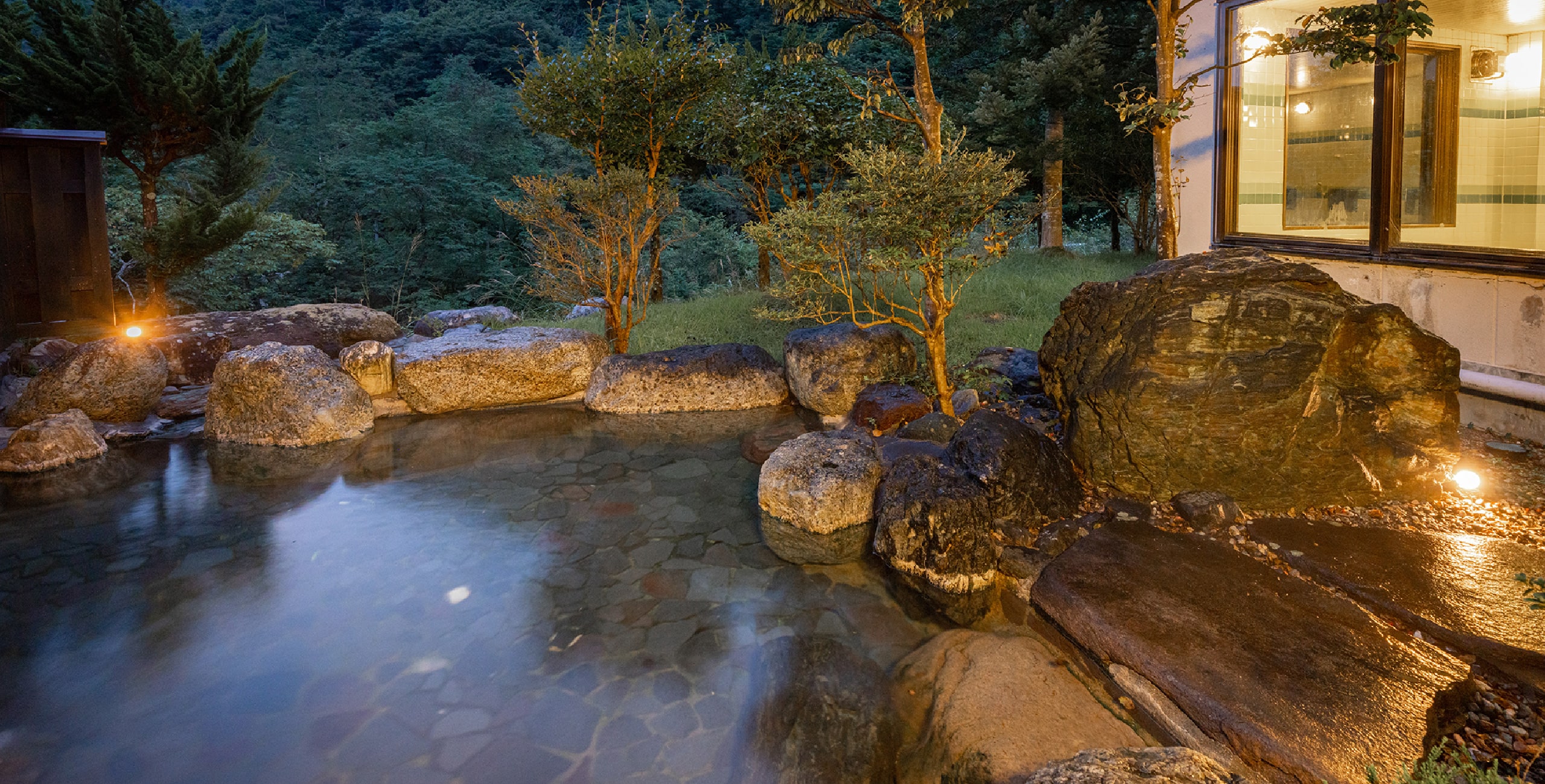 雄大な自然を望む100%源泉かけ流しの秘湯の湯